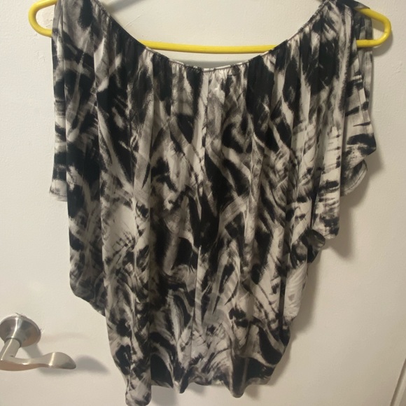 (Bundle 2/$30) GUESS top XS - Picture 4 of 4